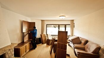 Abbau von Möbeln bei einer Wohnungsauflösung