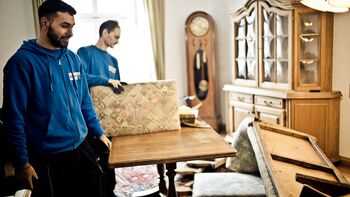 Mitarbeiter beim Abbau von Möbeln bei einer Haushaltsauflösung