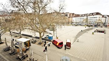 Blick auf einen Marktplatz in Stuttgart von einer Wohnungsauflösung