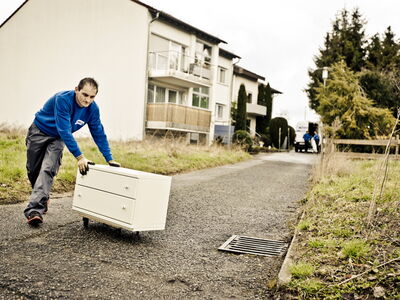 Kommode einer Entrümpelung wird rausgerollt