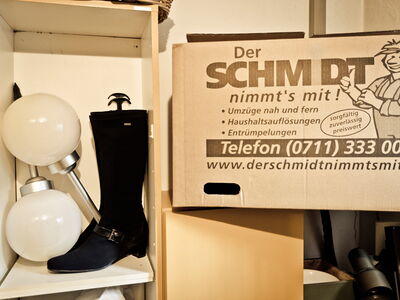 Regale mit Kisten gefüllt zur Insolvenzverwaltung