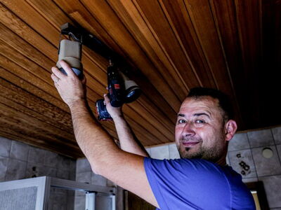 Unser Mitarbeiter entrümpelt einen Keller.