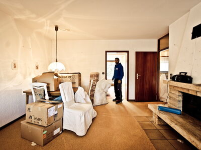 Möbel und Kisten von einer Haushaltsauflösung